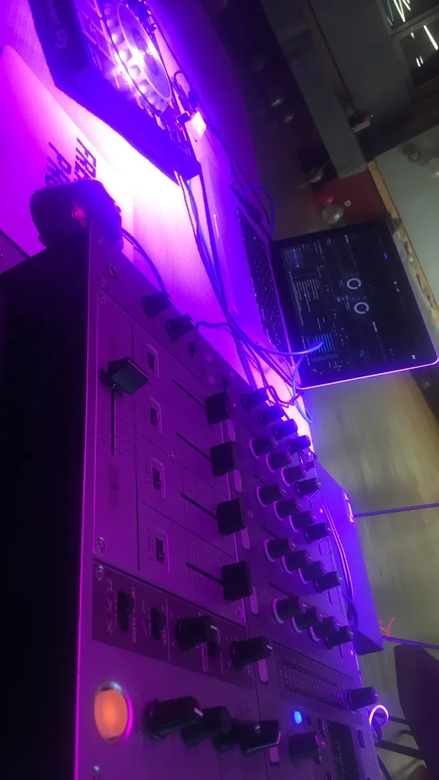 Régie DJ éclairée en violet